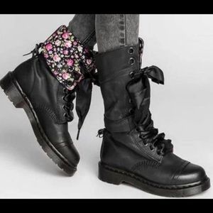 Womens Dr. Martens floral triumph lace up boots. Barely worn. Size 8